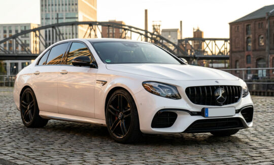 Rent a Mercedes E63S AMG in Dortmund Hero