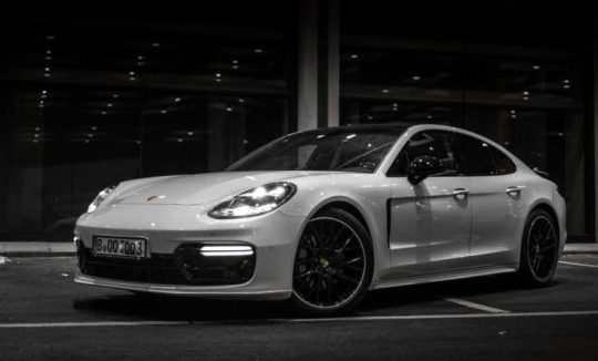 Rent a Porsche Panamera 4S in Berlin