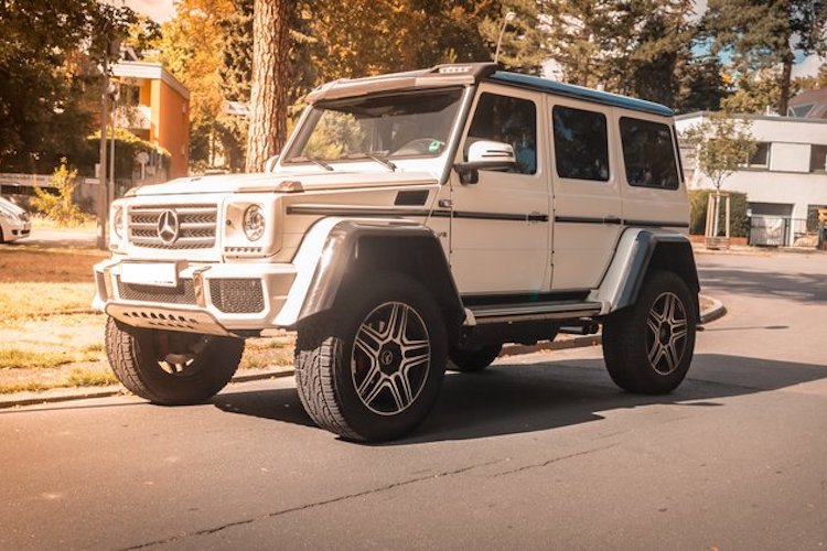 Rent a Mercedes G Class - G500 4x4 in Berlin