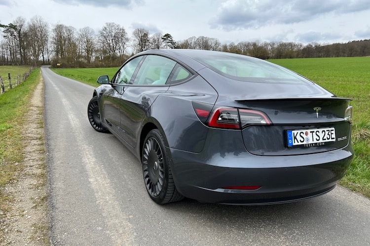 Rent a Tesla Model 3 in Kassel