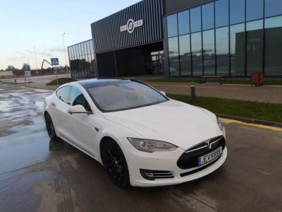 Rent a Tesla Model s 90 D in Frankfurt