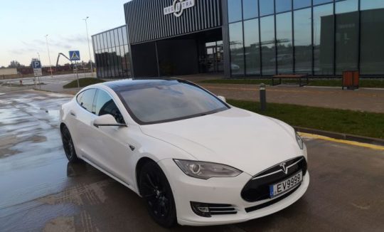 Rent a Tesla Model s 90 D in Frankfurt