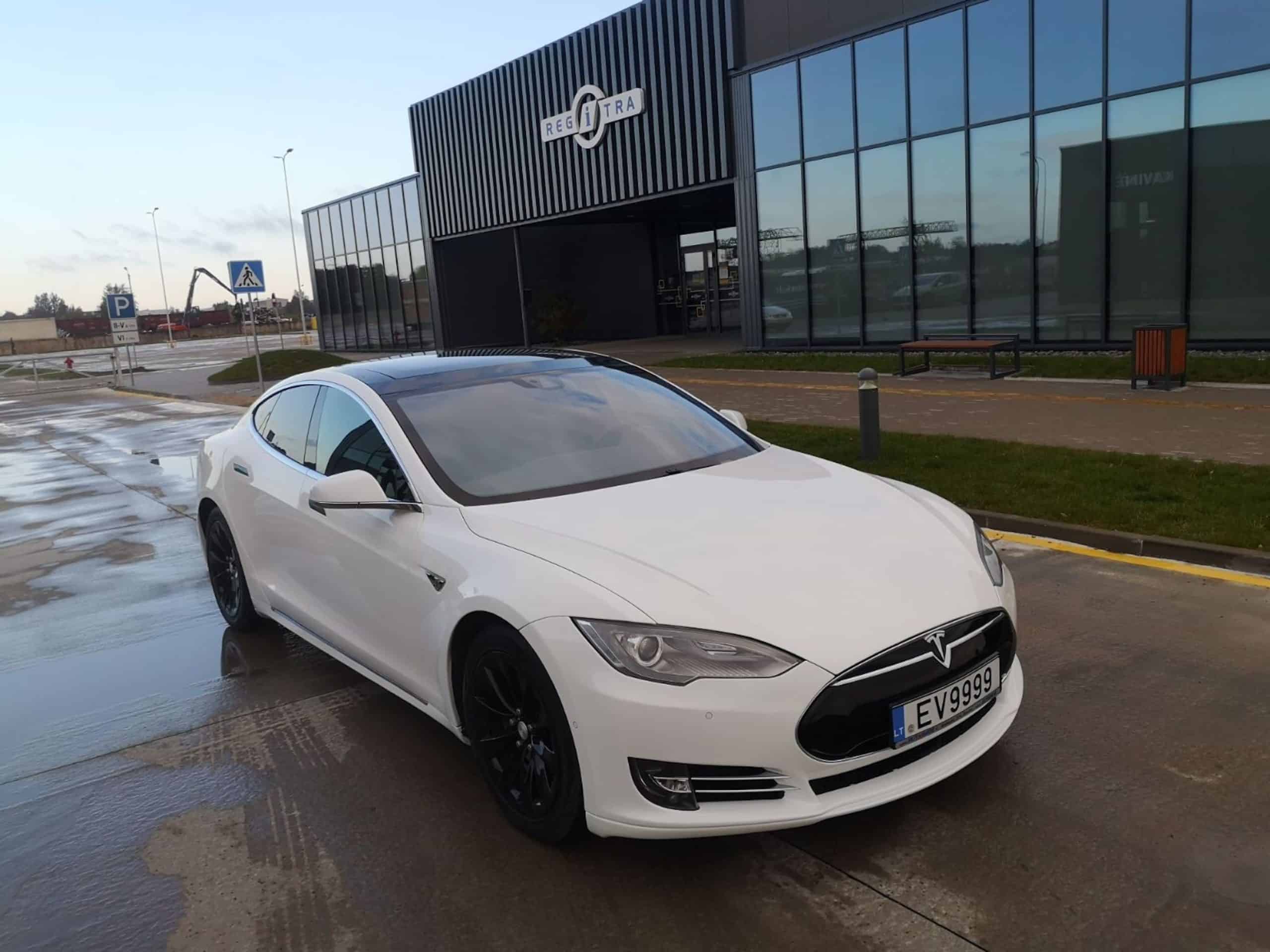 Rent a Tesla Model s 90 D in Frankfurt