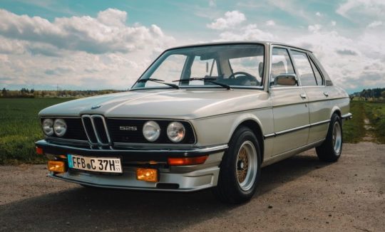 Rent a BMW 525 E12 Oldtimer in Munich