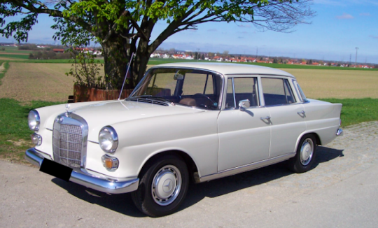 Rent a Mercedes-Benz 200 tail fin classic car in Munich