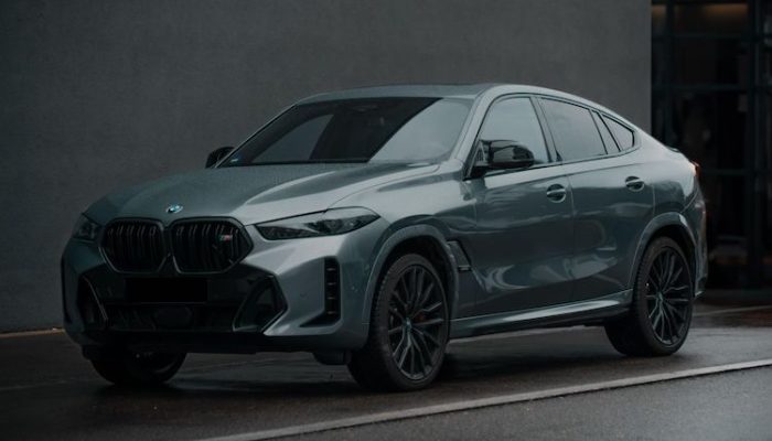 Rent a BMW X6 M50i in Stuttgart