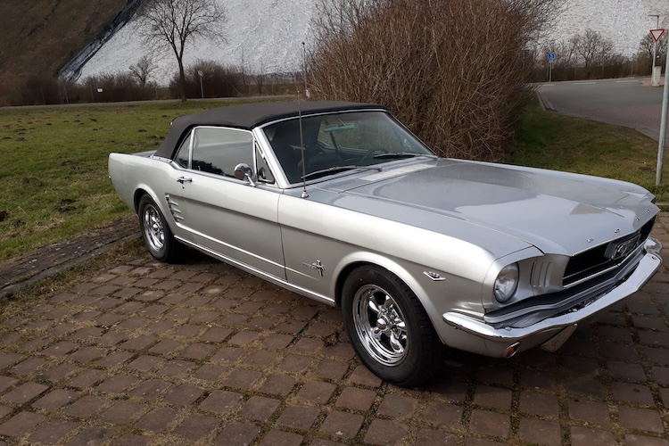 Site View from Ford Mustang Oldtimer Convertible in Hannover