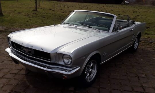 Rent a Ford Mustang Oldtimer Convertible in Hannover