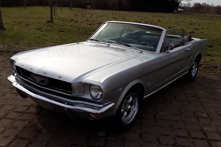 Rent a Ford Mustang Oldtimer Convertible in Hannover