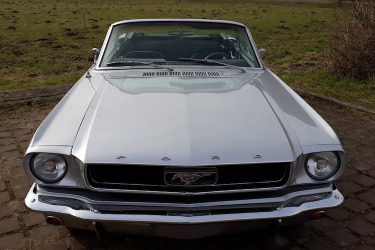 Front from Ford Mustang Oldtimer Convertible in Hannover