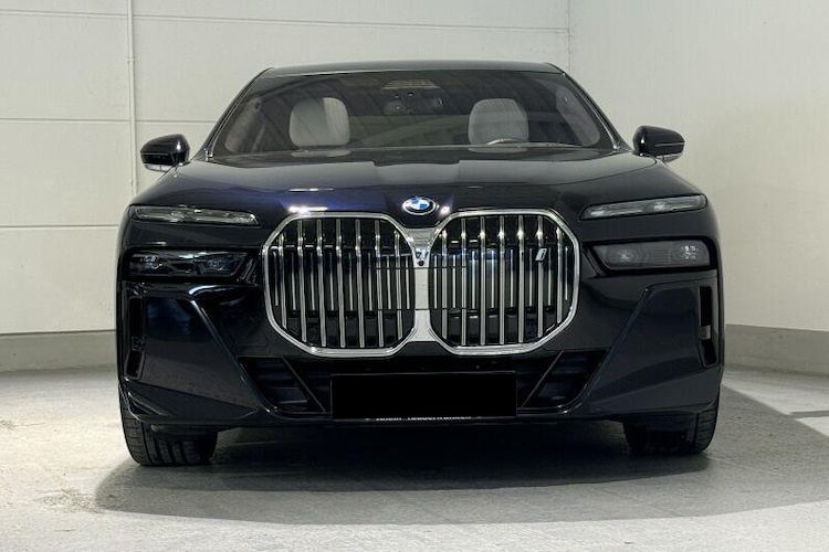 Rent a BMW i7 xDrive60 in Stuttgart