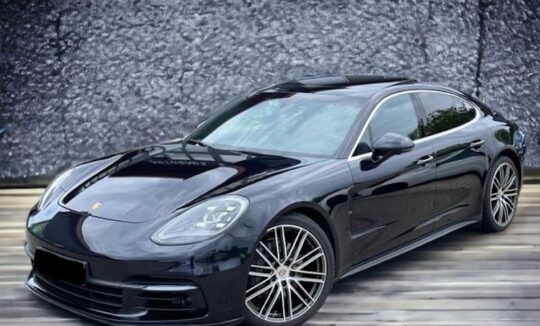 Rent a Porsche Panamera 4S in Freiburg