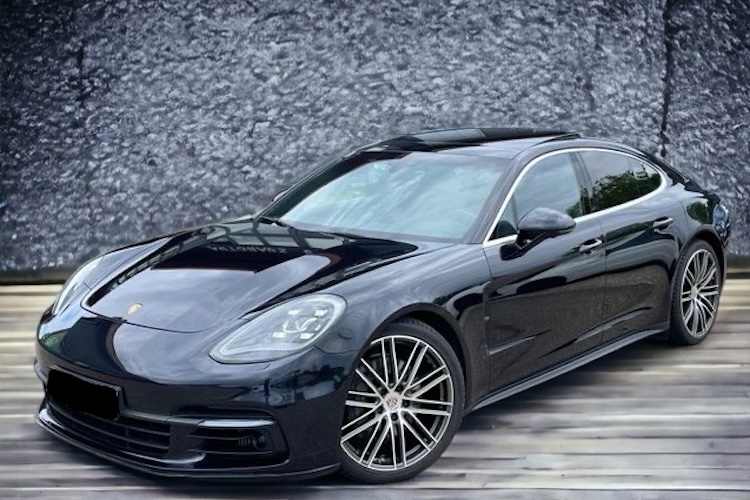 Rent a Porsche Panamera 4S in Freiburg
