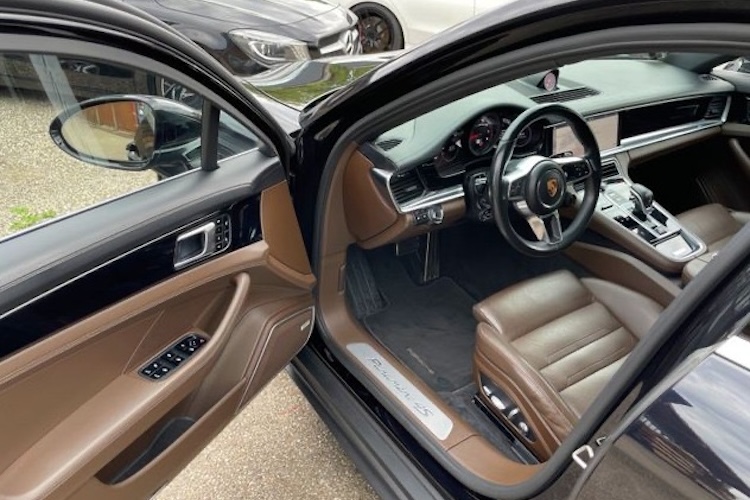 inside view form Porsche Panamera 4S in Freiburg