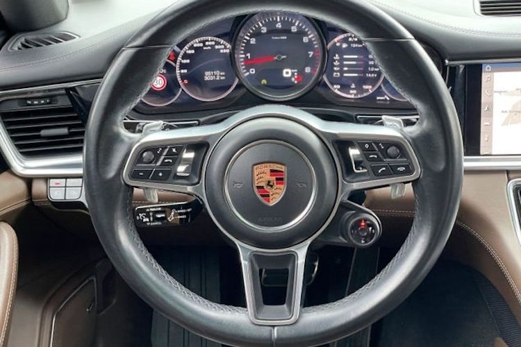 Interieur form Porsche Panamera 4S in Freiburg