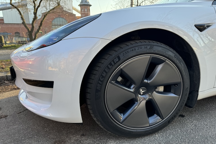 Wheel of rent a Tesla Model 3 in Berlin