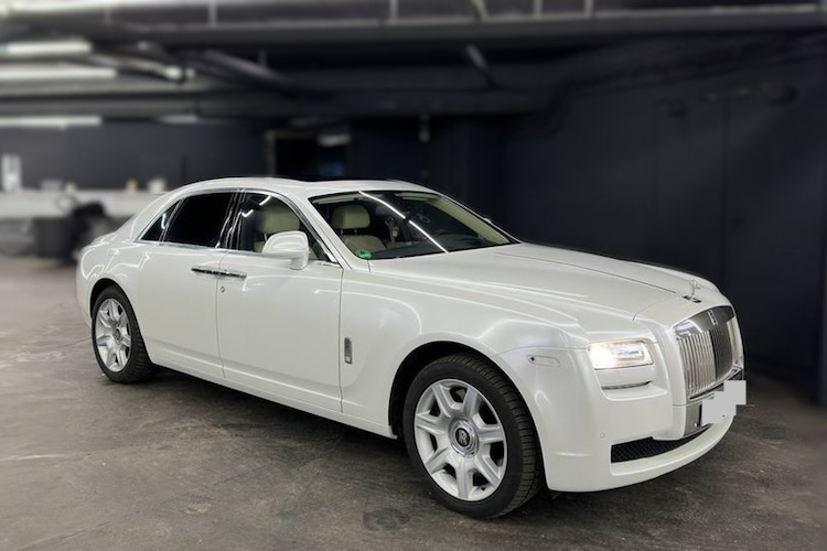 Frontside of Rent a Rolls Royce Ghost in Berlin