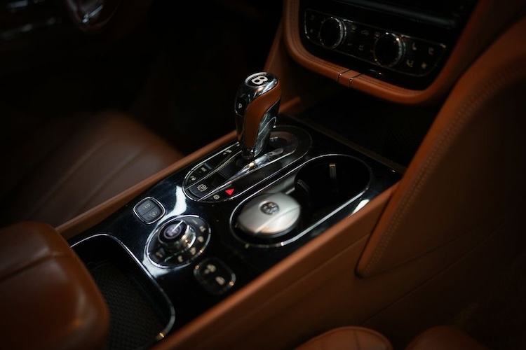 Gear stick of Rent a Bentley Bentayga in Berlin