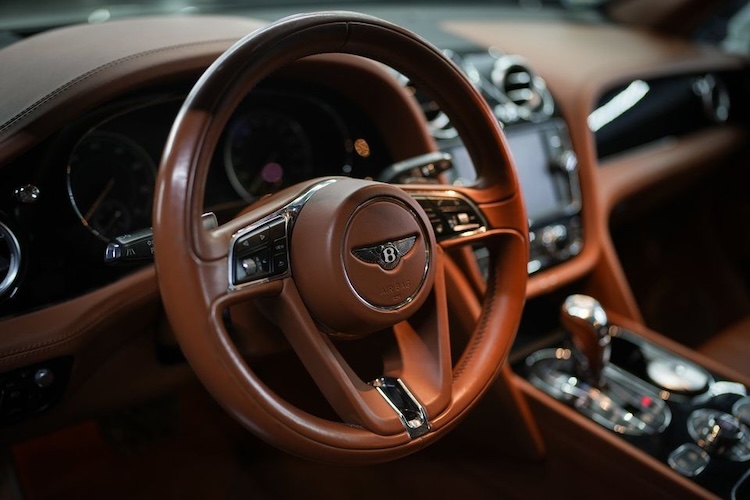 steeling wheel of Rent a Bentley Bentayga in Berlin