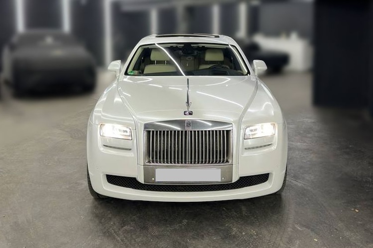 Front view of Rent a Rolls Royce Ghost in Berlin