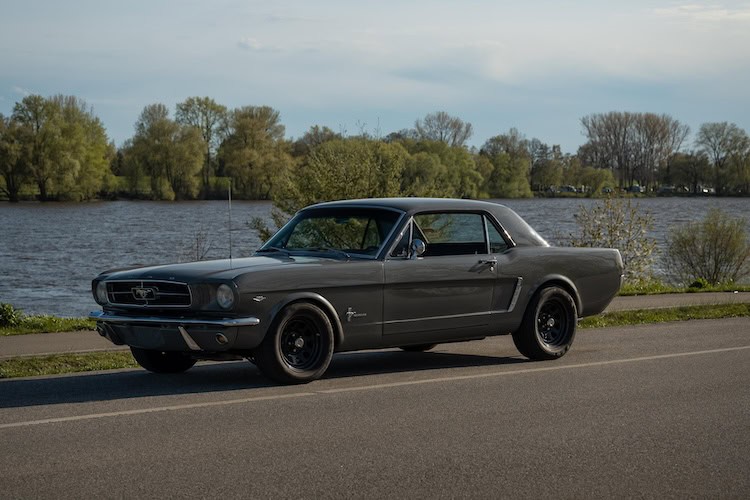 Side of Rent a For Mustang Oldtimer in Hamburg