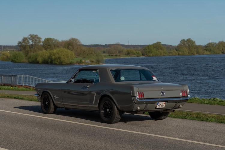 Back side of Rent a For Mustang Oldtimer in Hamburg