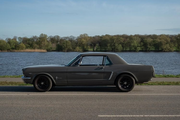 Side view of Rent a For Mustang Oldtimer in Hamburg
