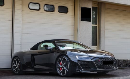 Rent an Audi R8 Performance Spyder in Stuttgart