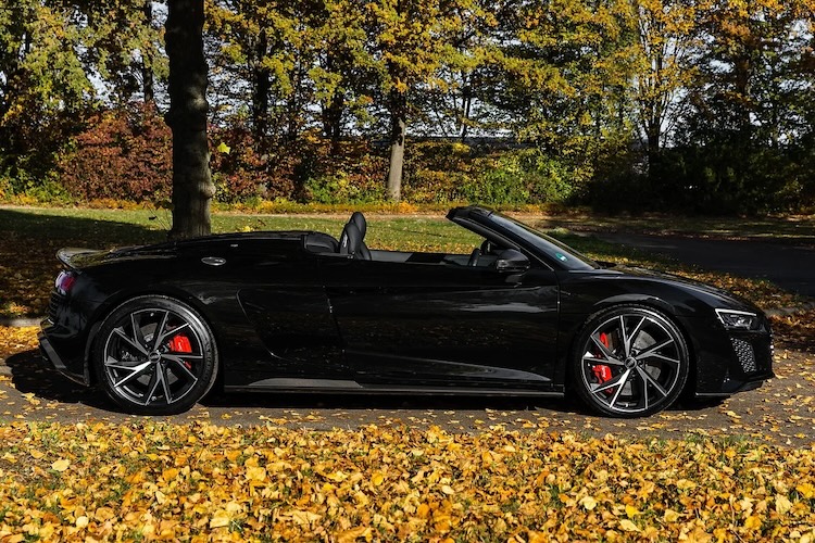 Side view from Audi R8 V10 Performance spyder in Stuttgart