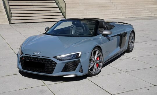 Rent an Audi R8 Spyder Performance in Düsseldorf