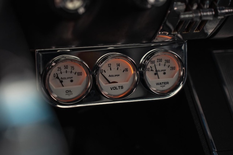 Display from Ford Mustang Fastback Classic Car in Hamburg