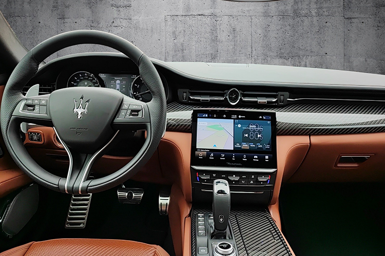 Center console of the Maserati Quattroporte Trofeo in Dresden