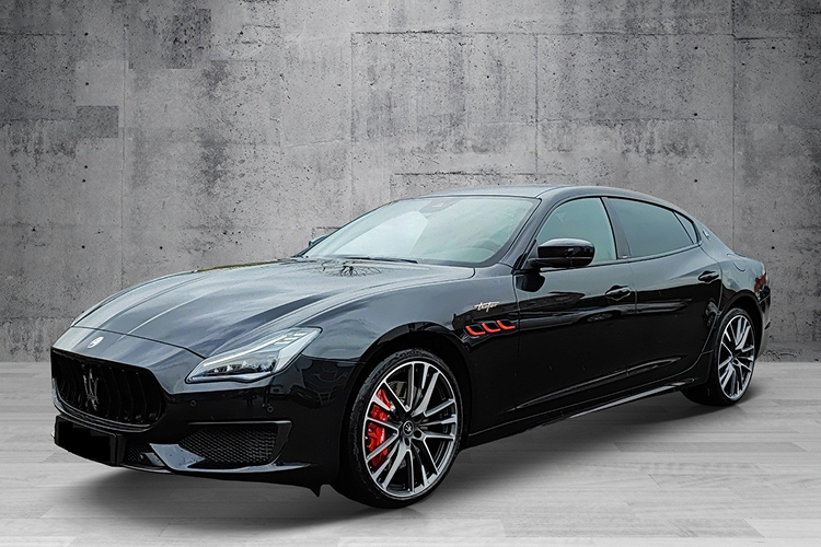 Rent a Maserati Quattroporte Trofeo in Dresden
