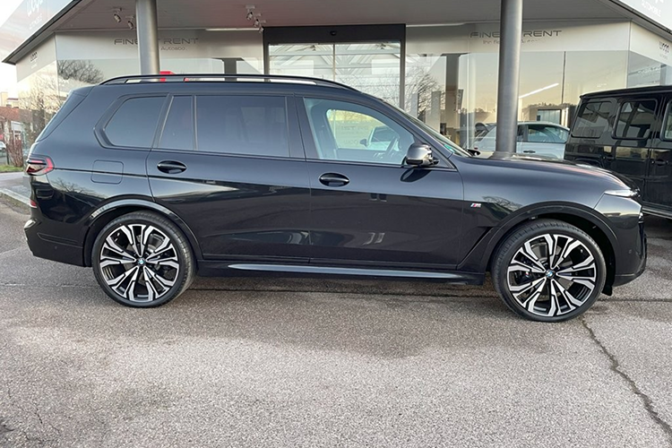 Side view BMW X7 xDrive 40d at Munich