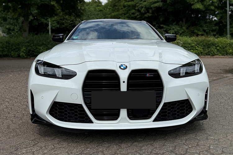 Front view BMW M4 Competition in Düsseldorf