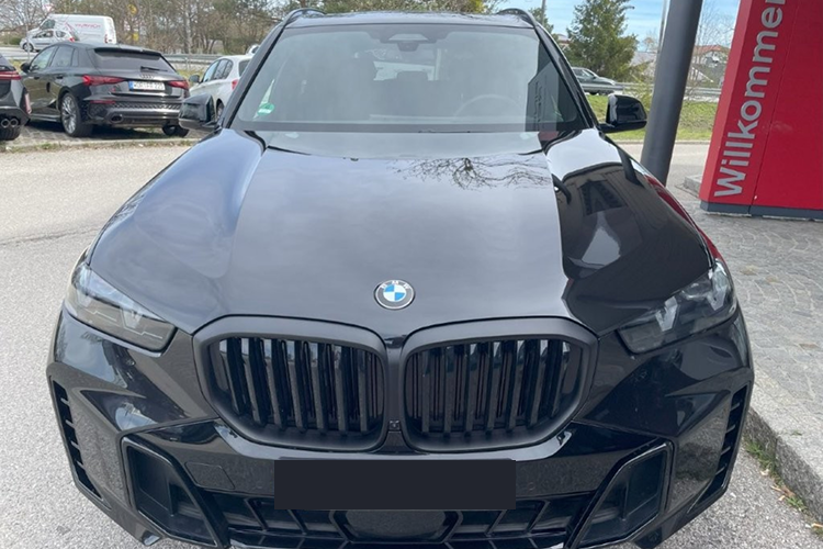 Front view BMW X5 xDrive 40d at Munich