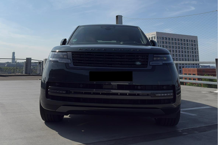 Front view Range Rover D300 in Cologne