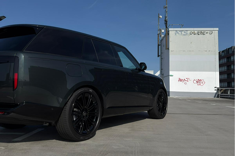 Back view Range Rover D300 in Cologne
