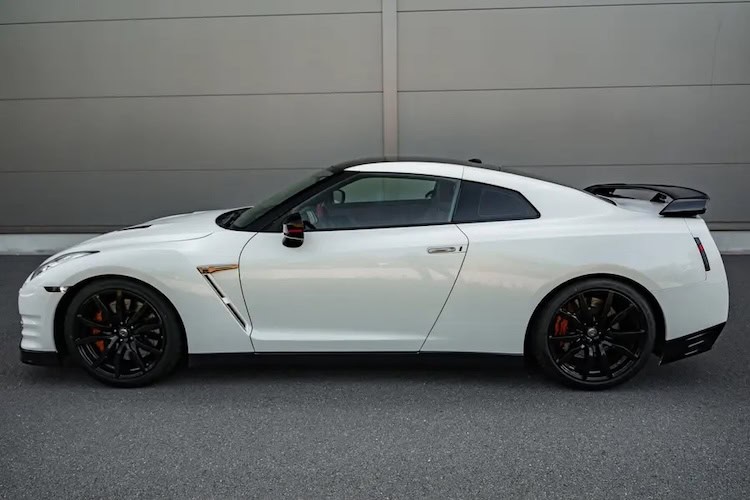 Side view Nissan GT-R in Frankfurt