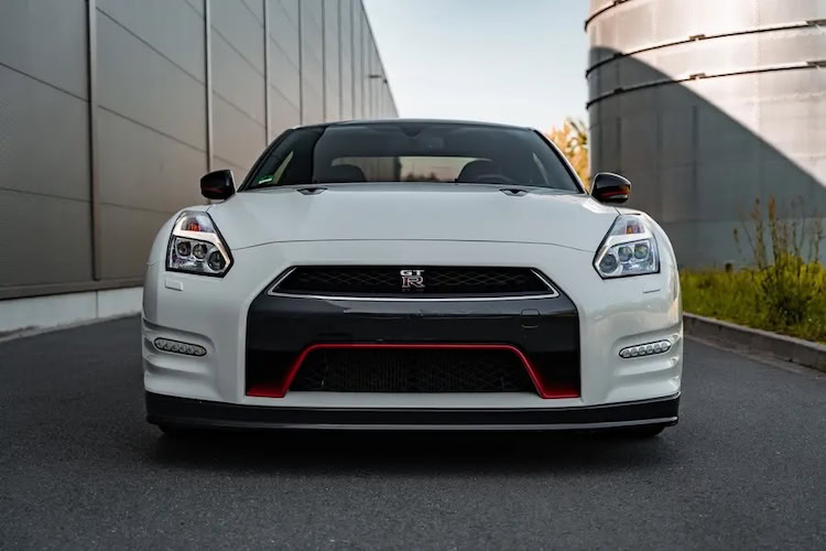 Front view Nissan GT-R in Frankfurt