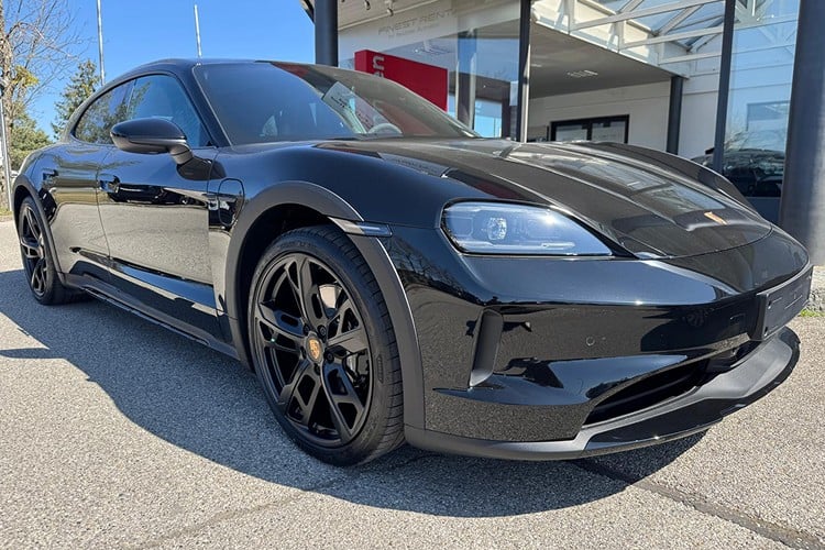 Rent a Porsche Taycan 4 Cross Turismo near Munich