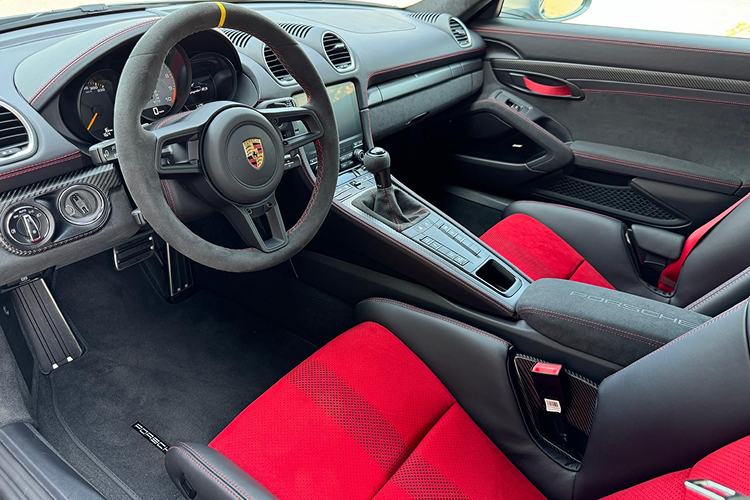 Steering wheel Porsche 718 Spyder RS near Munich