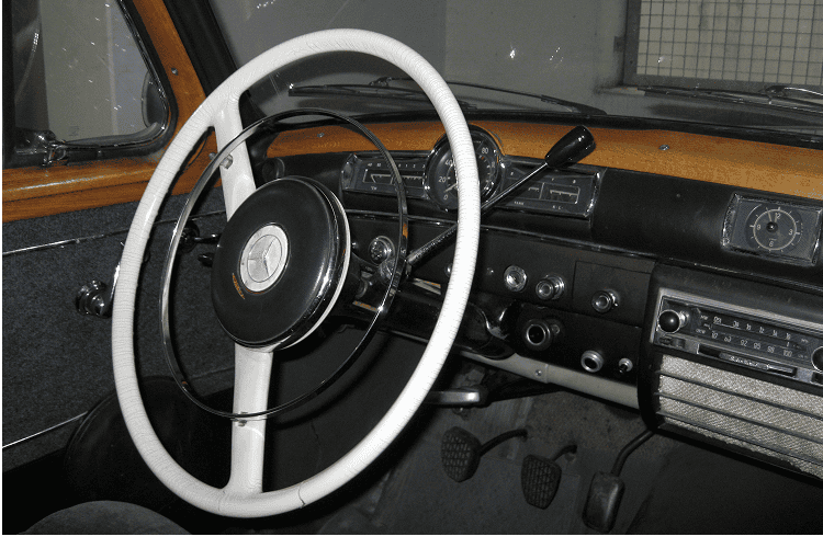 Rent a Mercedes-Benz Ponton 190 in Munich