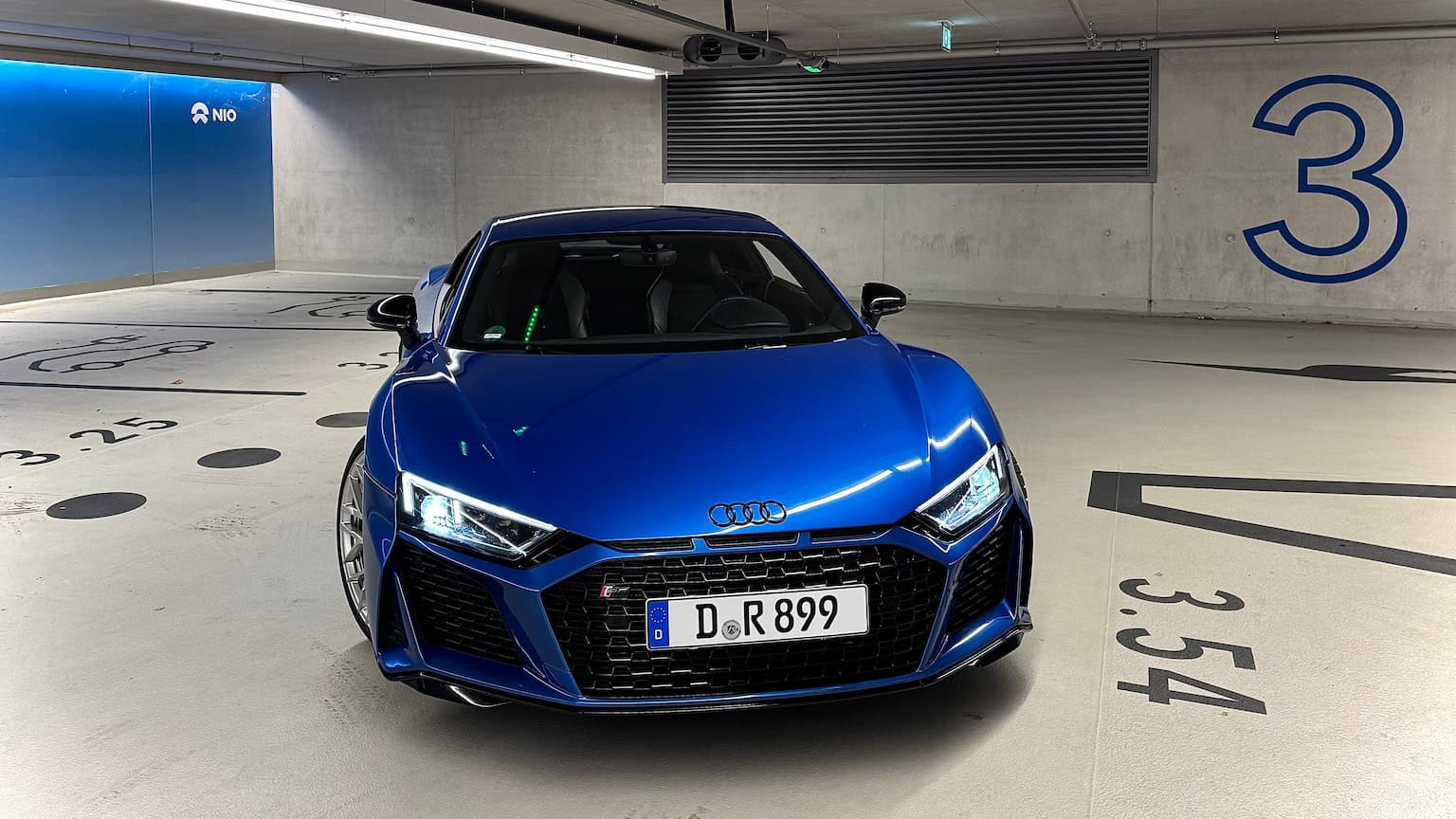 Rent an Audi R8 V10 in Düsseldorf front 3
