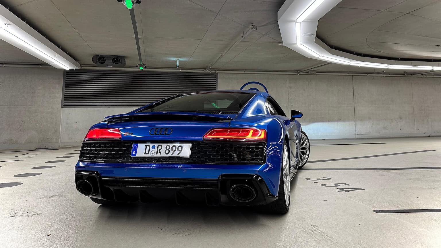 Rent an Audi R8 V10 in Düsseldorf back