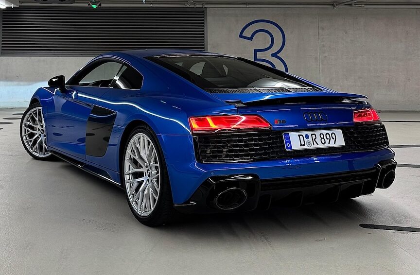 Rent an Audi R8 V10 in Düsseldorf back 3