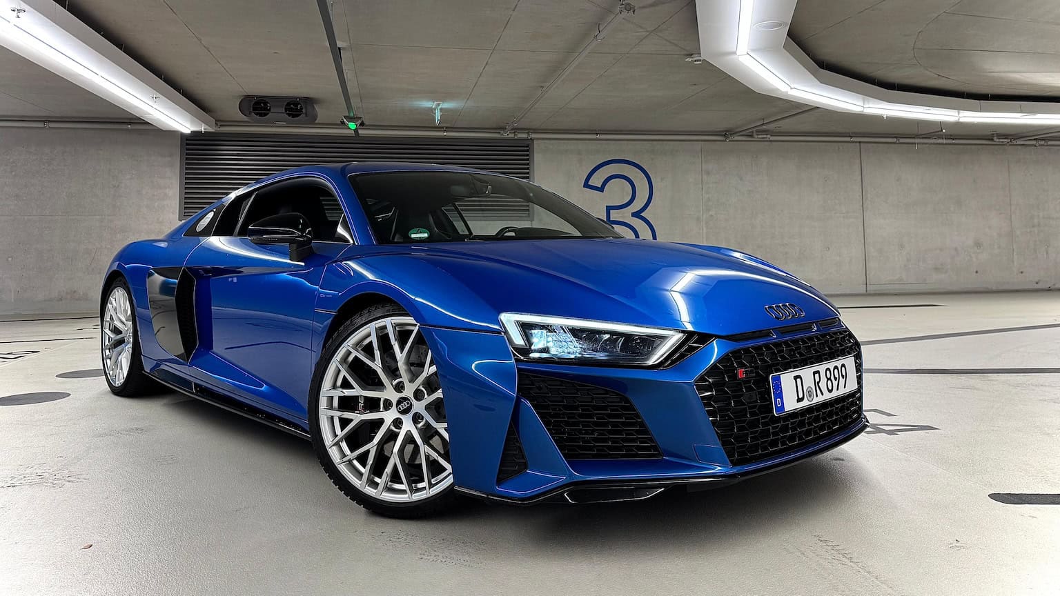 Rent an Audi R8 V10 in Düsseldorf side