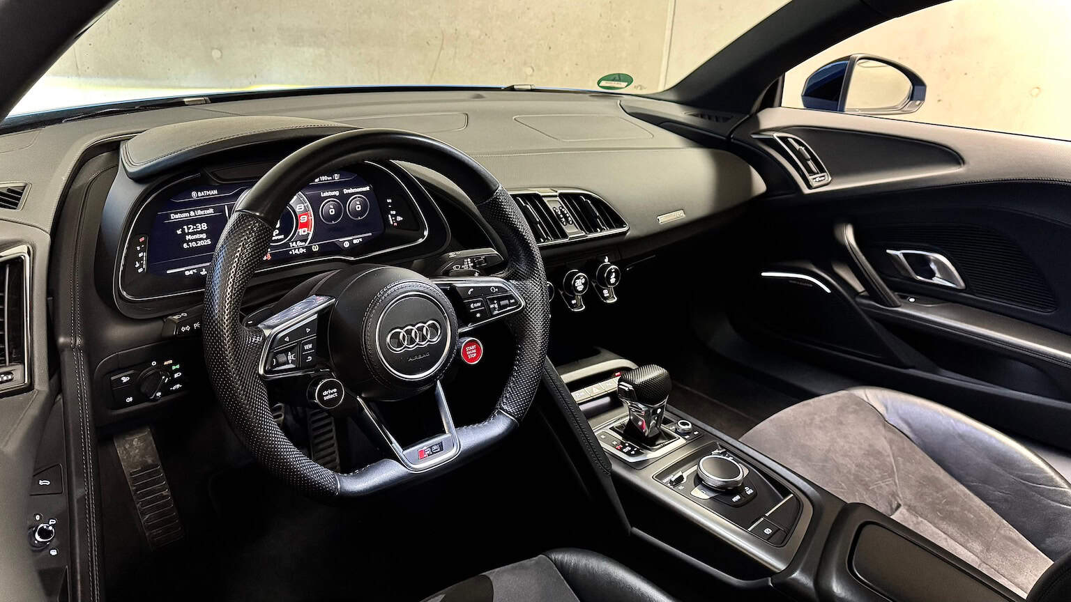 Rent an Audi R8 V10 in Düsseldorf cockpit