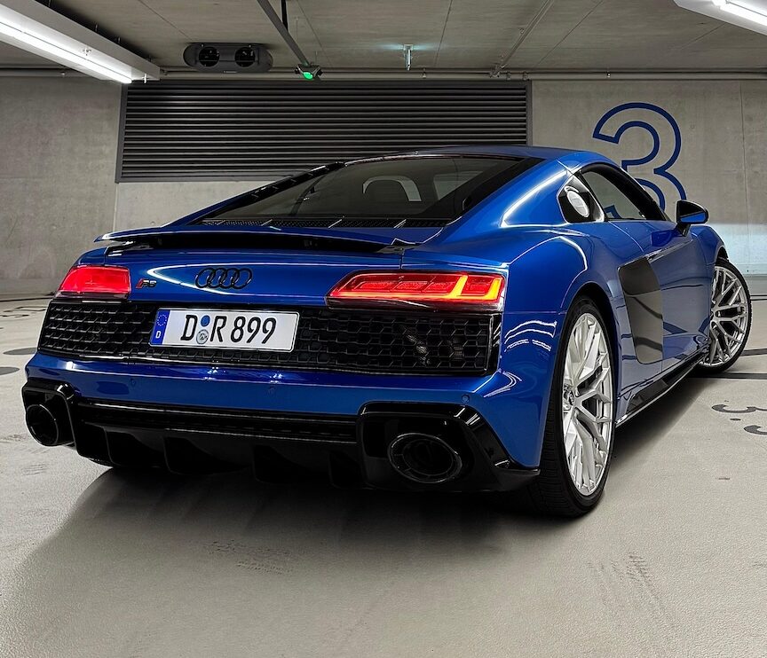 Rent an Audi R8 V10 in Düsseldorf back 2