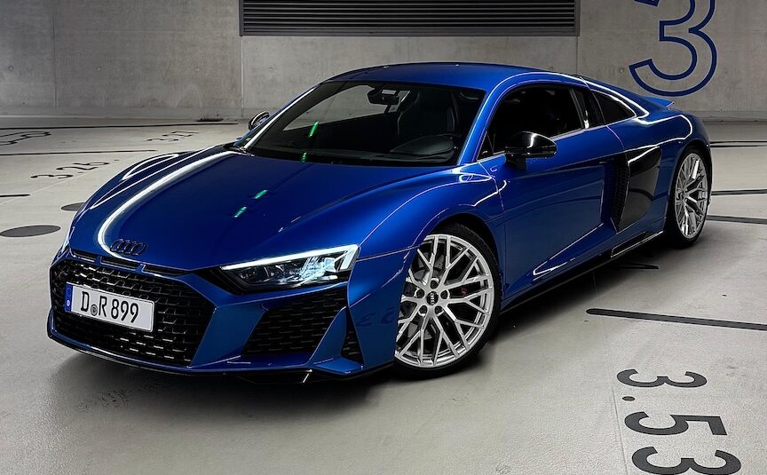 Rent an Audi R8 V10 in Düsseldorf front 2